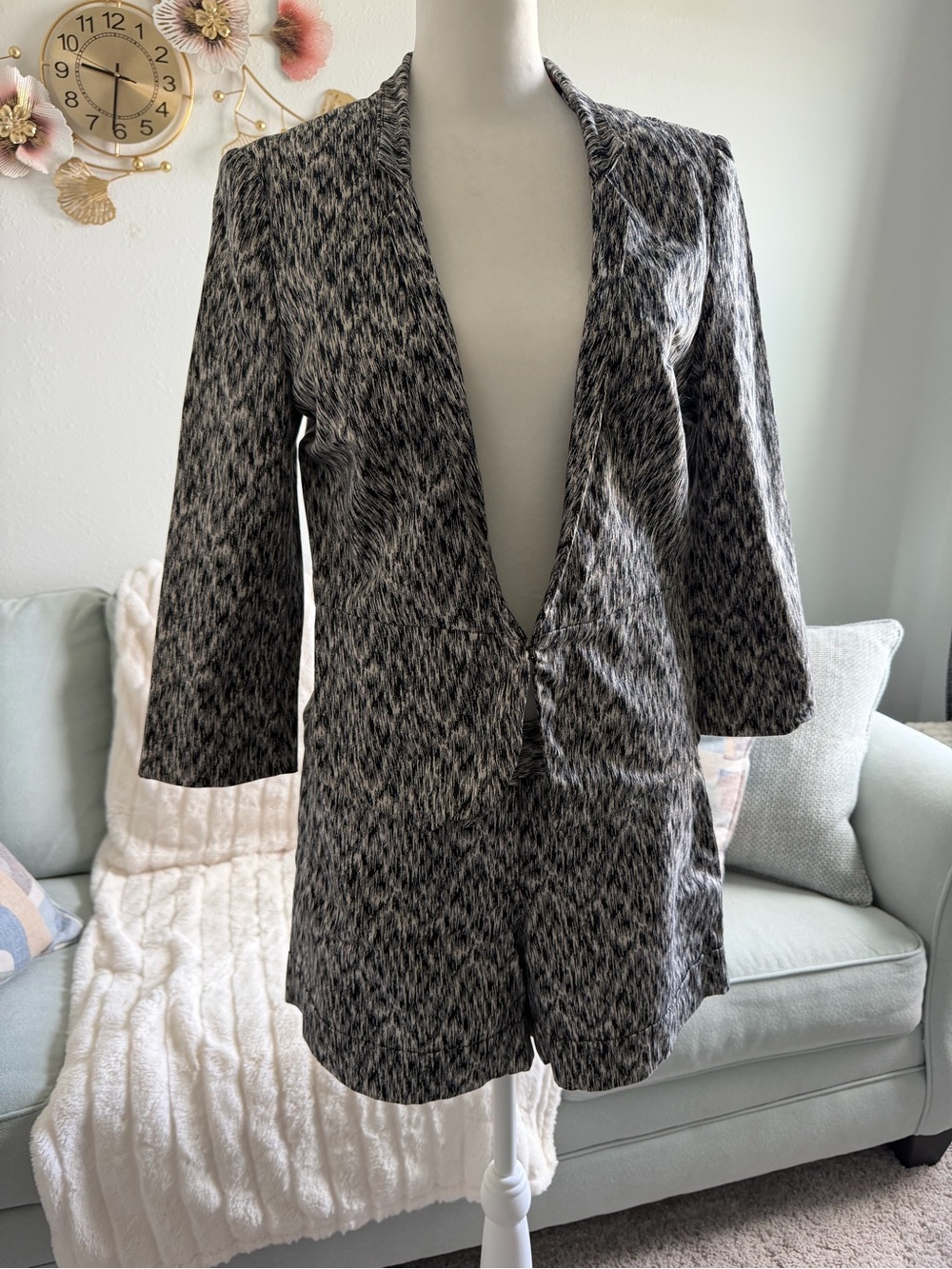 Elegant women's set: printed blazer and shorts